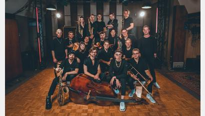 Bild: Georg Stirnweiß/exb
Die Jazzrausch-Bigband feiert Weihnachten mit bekannten Liedern im neuen Sound.