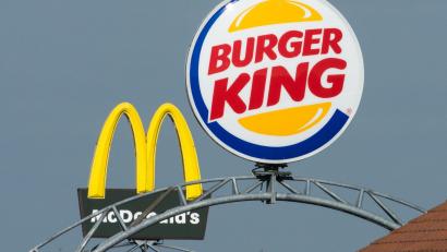 Symbolbild: Peter Kneffel/dpa
Schilder der Fastfood-Ketten McDonald's und Burger King am Autobahn-Rasthof Schweitenkirchen bei Giegenhausen in Bayern. Die Gewerkschaft Nahrung-Genuss-Gaststätten (NGG) kündigt in der sogenannten Systemgastronomie Warnstreiks während der Adventszeit an.