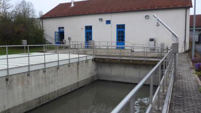 Bild: tss
Die Kläranlage Tirschenreuth muss in zwei Bauabschnitten erweitert und saniert werden. Unter anderem muss ein neues Rechengebäude gebaut werden. Das alte (hinten) soll dann als Lager dienen.