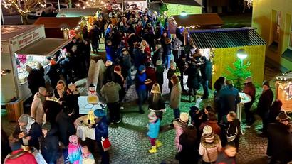 Bild: gis
Viele Gäste waren beim Weihnachtsmarkt am Festplatz vor dem Rathaus.