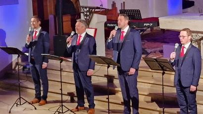 Bild: mab
Klänge, wie es sie nicht alle Tage zu hören gibt: Die "Stimmen der Berge" bei ihrem Konzert in der Schwarzenfelder Pfarrkirche.