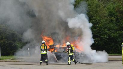 Archivbild: dob
Brennt ein Auto, heißt es für die Feuerwehr "Wasser marsch" – egal, ob E-Auto oder Verbrennungsmotor. Je nach Antriebsart wird unter Umständen aber eine unterschiedliche Menge an Löschwasser benötigt.