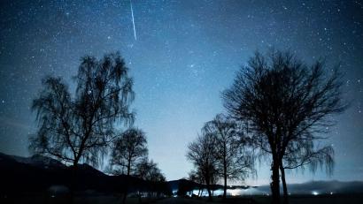 Bild: Matthias Balk/dpa
Die Sternschnuppen im Dezember tauchen am ganzen Himmel auf, der Ausstrahlungspunkt ist das Sternbild Zwillinge. (Archivbild)