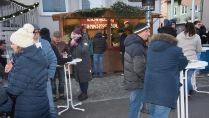 Bild: fz
Das Weihnachtsstandl war schon bei der Eröffnung am Sonntag beliebter Anziehungspunkt für die Windischeschenbacher.