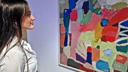 Bild: R. Kreuzer
„Beziehungsspiele mit der Farbe“ heißt das Bild von Inge Posorski, das sich Anina lange anschaut.