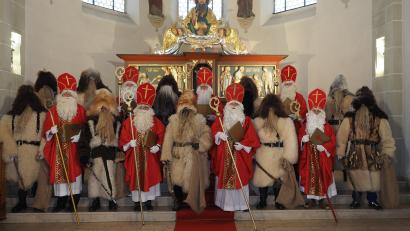 Archivbild: tr
Ein Bild aus dem Jahr 2017: Mehrere Nikolaus-Teams des Burschenvereins in der Stadtpfarrkirche Mitterteich.