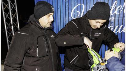 Bild: Hösamer
Moritz Huber (rechts) und sein Kollege Al-Rabati Hawkar vom Sicherheitsdienst "Novum" kontrollieren auf dem Schwandorfer Weihnachtsmarkt einen Rucksack.