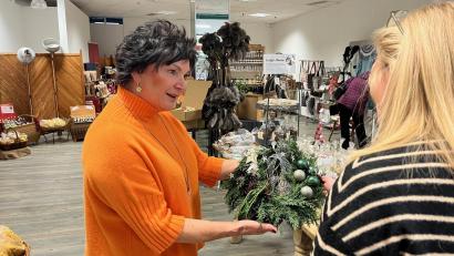 Bild: Gabi Schönberger
Waldtraud Lukas organisiert die Aktion "Landfrauen helfen beim Schenken". Noch bis 14. Dezember bieten die Landfrauen in City Center Weiden Selbstgemachtes zum Verkauf an. Der Erlös der Aktion geht an die Kinderkrebshilfe.