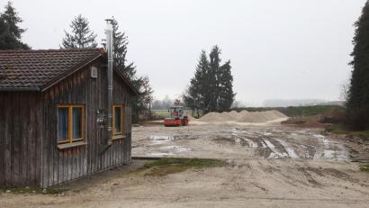 Bild: Hirsch
Die Bescheide für die umstrittenen Baugenehmigungen in Irlaching-Siedlung haben nach wie vor Bestand. Auf dem Gelände wird weitergebaut.