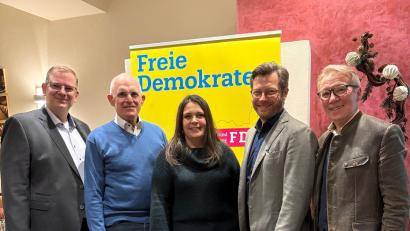 Bild: Silke Klotz
Ulrich Lechte, Theodor Klotz, Sandra Pauly, Christoph Skutella und Reinhold Wildenauer (von links) bei der Wahlkreisversammlung der FDP.