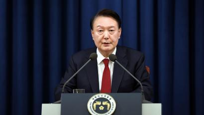 Bild: Uncredited/South Korea Presidential Office/AP/dpa
Südkoreas Präsident hat zunächst das Kriegsrecht in seinem Land ausgerufen - und will es nun wieder aufheben.