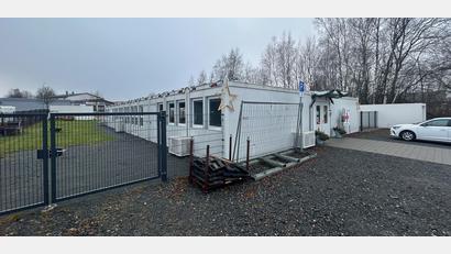 Bild: ck
Die BRK-Kindertagesstätte in Vohenstrauß ist derzeit im Braunetsriether Weg in Containern untergebracht. Wenn der geplante Neubau fertig ist, könnten die Container eventuell als Jugendtreff genutzt werden. Mit der spontanen Idee von Bürgermeister Andreas Wutzlhofer im Jugendausschuss könnten sich auch die Seniorenbeauftragten der Stadt anfreunden, die einen barrierefreien und zentrumsnahen Treffpunkt auch für ältere Menschen befürworten würden.