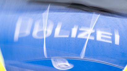 Bild: Soeren Stache/dpa
Der Schriftzug „Polizei“ auf der Kühlerhaube eines Autos, aufgenommen während einer Verkehrskontrolle an der Berliner Straße (gedrehte Aufnahme). (zu dpa: „Auto mit Jugendlichen überschlägt sich - vier Verletzte“)