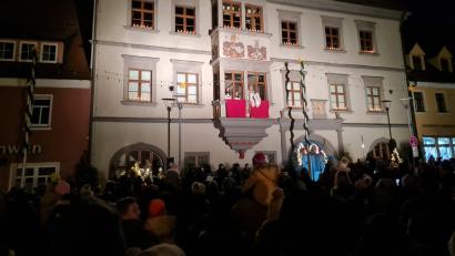 Bild: Janka Hannemann-Mathes
Zum letzten Mal stand Amelie Heyd als Christkind am Erkerfenster des Rathauses. Drei Mal hat sie als Christkind das Wort an die Tirschenreuther gerichtet.