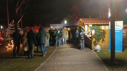 Bild: bjp
Vor allem abends gilt es sich an den Christkindlmarktständen im Schlangestehen zu üben: Der erste Pressather Adventsmarkt im Dietl-Park bleibt als voller Erfolg in Erinnerung.