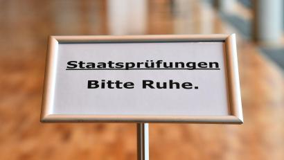 Symbolbild: Martin Schutt/dpa-Zentralbild/dpa
Wer sein Examen schreibt, braucht Ruhe. In München und Augsburg hat das beim Zweiten Juristischen Staatsexamen nicht geklappt.