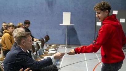Bild: Lennart Preiss - Bildarchiv Bayerischer Landtag
Bei der Aktion „Schule trifft Landtag" hatten Schülerinnen und Schüler aus Eschenbach die Möglichkeit sich mit Tobias Reiß, dem Vizepräsidenten des Landtags, auszutauschen.
