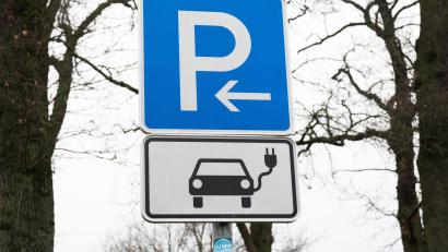 Archivbild: Julian Stratenschulte/dpa
Kein Aprilscherz: Ab 1. April 2025 sollen alle E-Autos in Bayern für bis zu drei Stunden kostenlos parken dürfen.