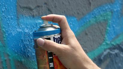 Symbolbild: Tobias Felber/dpa
Mit Graffiti-Kunst nichts zu tun haben Sachbeschädigungen durch Sprayer in Wiesau.
