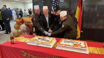 Bild: mor
Brigadegeneral Steven Carpenter (von links), General-Consul Dr. James Miller, Obergefreiter Morales von der Truppenküche und Oberst Stephen Flanagan schnitten mit einem gekonnten Säbelhieb die große Thanksgiving-Torte an.