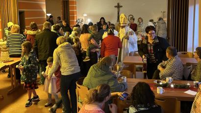 Bild: gz
Viele Besucher bereicherten mit ihrer Anwesenheit den Adventbasar und der Nikolaus überraschte mit kleinen Geschenken vor allem die Kinder