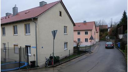Bild: le
Diese drei genossenschaftlichen Anwesen im Blendersmühlweg erhalten neue Hauswasseranschlüsse.