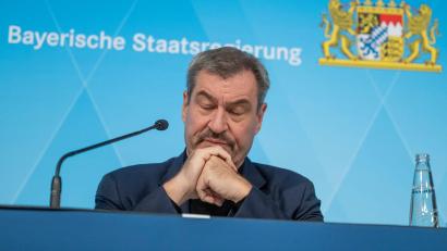 Archivbild: Peter Kneffel/dpa
Markus Söder (CSU) stellte sich bei seinem Unternehmensbesuch bei McDonald's an die Fritteuse - und erntete im Internet viel Häme.