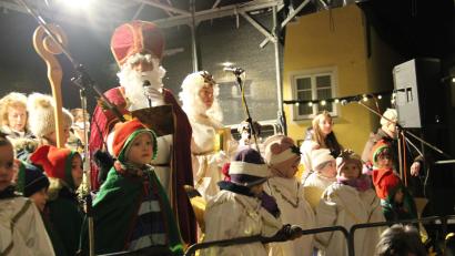 Bild: prh
Ein besonderes Erlebnis, vor allem für die Kinder, war auch heuer wieder der Christkindlmarkt der Musikschule. Neben einem opulenten musikalischen Programm war der Besuch von Nikolaus mit dem Christkind und Engeln und Zwergen im Gefolge der Höhepunkt des Marktes vor den Lobkowitz-Schlössern.