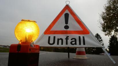 Bild: Patrick Seeger/dpa
In Amberg-Sulzbach ist der Anhänger eines Lastwagens umgekippt.