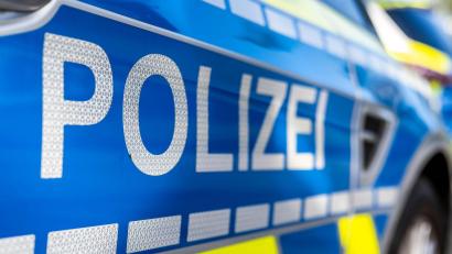 Symbolbild: David Inderlied/dpa
In Berg im Landkreis Hof ließ ein Unbekannter einen Feuerwerkskörper auf dem Reifen eines Passats explodieren. Es entstand ein Schaden von 3000 Euro.