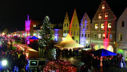 Archivbild: stg
Die Fassaden am Stadtplatz werden farbig angestrahlt.