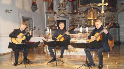 Bild: wel
Mikhail Antropov, Alexander Leidolph und Thomas Etschmann (von links) beeindrucken als Münchner Gitarrentrio über 120 Zuhörer mit ihrem Konzert in der Stadtpfarrkirche.