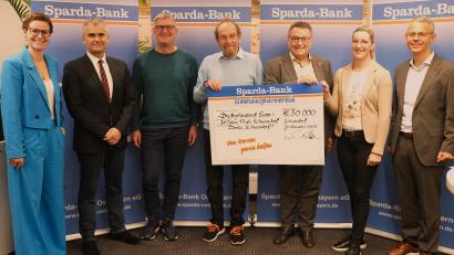 Bild: Hirsch
Die Sparda-Bank schüttet 30.000 Euro aus. Das Bild zeigt von links: Steffi Langfeld, Max Loy, Stefan Schieder, Klaus Pöhler, Martin Steinkirchner, Katharina Salbeck und Michael Gruber.