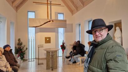 Bild: Dobler
Der Schweizer Künstler Hans Thomann bei der Vorstellung seines Werks „Der letzte Funke wird zur aufflammenden Hoffnung“ (im Hintergrund oben, vor dem Kruzifix). Es zeigt zwei Zündhölzer, die sich gegenseitig entflammen.