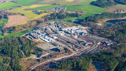 Bild: mür
Was wird aus Europas größtem Sägewerk und weiteren insolventen Betrieben der Ziegler-Group? Diese Frage war auch Thema im Marktrat Plößberg. Die Rundholzvorräte auf der Betzenmühle sind schon zusammengeschrumpft.