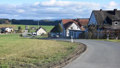 Bild: fz
Die angebliche "Rennstrecke" in Obersdorf. Unten an der Kreuzung herrscht "rechts vor links". Geradeaus geht es zum Reiterhof Hahnenmühle weiter. Das Obersdorfer Straßenstück wird bei der Dorfversammlung auch angesprochen werden. Tempo 30 soll im ganzen Ortsteil kommen.