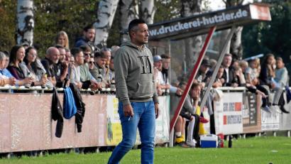 Archivbild: Rainer Rosenau
Hakan Boztepe bleibt auch in den kommenden beiden Spielzeiten Trainer des VfB Rothenstadt.