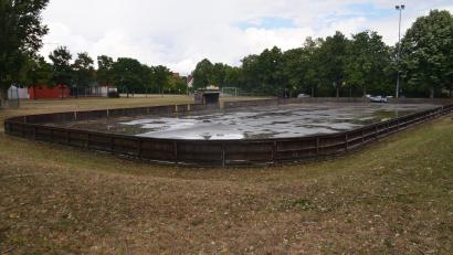Bild: ak
Die Freianlage rund um die ehemalige Eisbahn befindet sich in sanierungsbedürftigem Zustand.