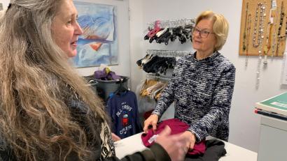 Bild: roa
Eine typische Szene aus dem Rotkreuzladen in Amberg. Ehrenamtliche Mitarbeiter wie Johanna Neudecker (rechts) verkaufen die Kleidungsstücke an Kunden wie Karin Scharf.