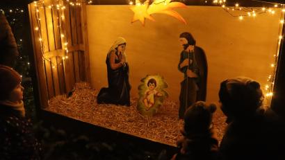 Bild: mrr
Die neue Holzkrippe mit der Heiligen Familie sorgte für große Augen bei den ganz kleinen Besuchern.