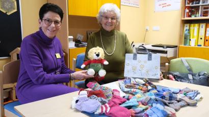 Bild: Sandra Dietl/Klinikum
Flika-Vorsitzende Margit Meier (links) bedankt sich bei Christa Zeiler für die von ihr gestrickten Socken mit dem neuen Maskottchen von Flika.