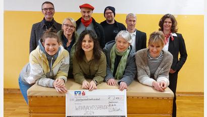 Bild: mfh
Die Neukirchner Weihnachtsaktion „Spenden statt Geschenke“ ist für alle Beteiligten ein Grund zur Freude: (vorne, von links): Judith Kreussel (Tanzsparte 1. FCN), Elena Pilhofer (stellvertretende Schulleiterin), Margit Deyerl (Geschenke und mehr), Julia Weigl (Gärtnerei Weigl). Stehend von links: Peter Achatzi (Bürgermeister), Martina Grünthaler (Landbäckerei Grünthaler), Markus Balleisen (Immobilien Balleisen), Markus Förderreuther (Metzgerei Deyerl), Bernd Windisch (Raiba Auerbach-Freihung), Sigrid Heinl (Sparkasse Amberg-Sulzbach).