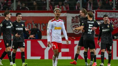 Bild: Armin Weigel/dpa
Nick Woltemade (Dritter von rechts) jubelt nach seinem Treffer zum 3:0. Der Regensburger Bryan Hein (Mitte) ist frustriert. Der Jahn war gegen den VfB chancenlos.
