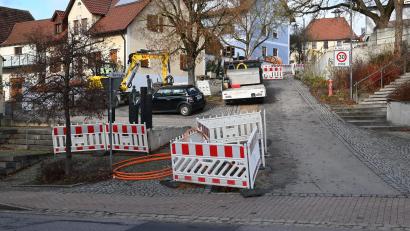Bild: gf
"Gebenbach ist derzeit eine einzige Baustelle", meint Bürgermeister Peter Dotzler und sagte, dass er seine Gebenbacher für deren Geduld und Verständnis bewundere. "Aber dafür haben wir eine sichere Nahwärmeversorgung und nahezu flächendeckenden Glasfaseranschluss."