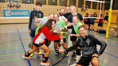 Bild: gsp
Der Sieger-Pokal musste nach der Überreichung natürlich gleich mit Sekt gefüllt werden.