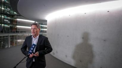 Bild: Kay Nietfeld/dpa
Habeck verteidigt seine Ansiedlungspolitik mit staatlicher Unterstützung.