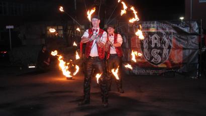 Bild: pi
"Ameno Signum" setzt mit der Feuershow den glanzvollen Schlussakkord unter das Festjahr in Waidhaus.