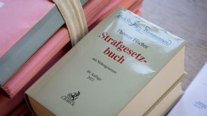 Bild: Friso Gentsch
Drei Jahre muss der Angeklagte hinter Gitter. Ihm wird unter anderem Autodiebstahl vorgeworfen.