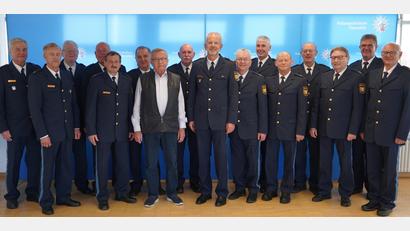 Bild: Polizeipräsidium Oberpfalz/PHM Jonas Krauß 
Treffen immer den richtigen Ton: Die Mitglieder des Polizeichors Weiden (von links) Josef Zehent, Joachim König, Otto Stockerl, Hans Liedl, Karlheinz Senft, Wilfried Korte, PD a.D. Josef Wittmann, Siegfried Liedl, PP Thomas Schöniger, Josef Frischholz, Thomas Gallei, Georg Hüttner, Peter Kunz, Alfred Meier, Martin Zehent und Johannes Neumüller.