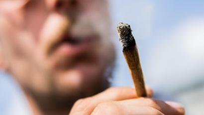 Symbolbild: Christoph Soeder/dpa
Ein Mann aus Polen hat sich nach dem Konsum von Marihuana hinters Steuer seines Wagens gesetzt.